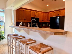 Réfrigérateur, micro-ondes, lave-vaisselle, cafetière/bouilloire