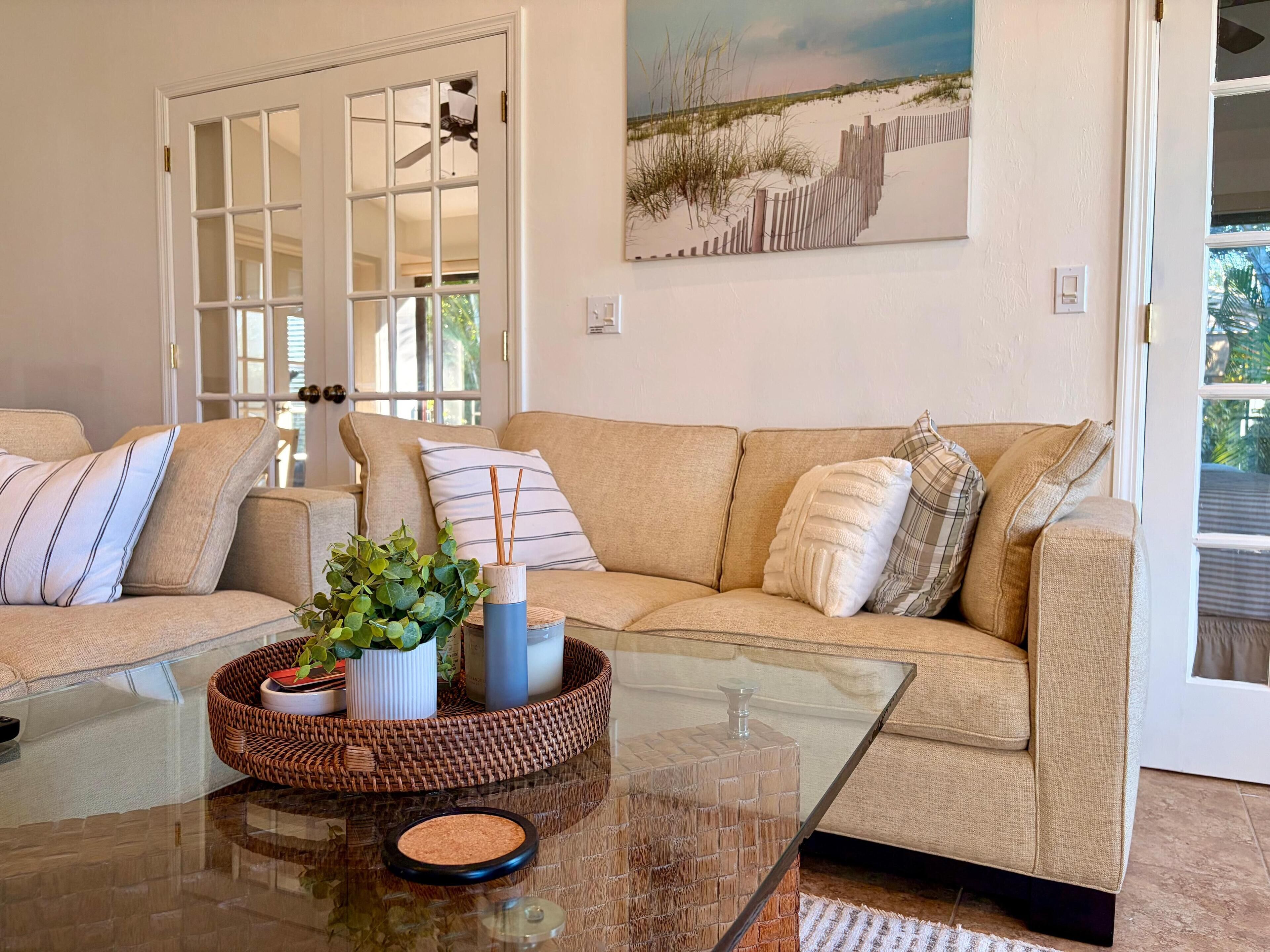 テレビ、DVD プレーヤー、卓球台、ステレオ