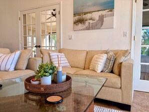 Télévision, lecteur de DVD, table de tennis de table, chaîne hi-fi