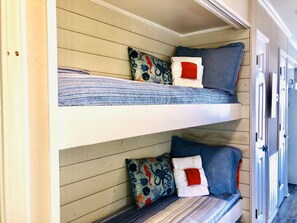 1 quarto, cofres nos quartos, ferros/tábuas de passar roupa