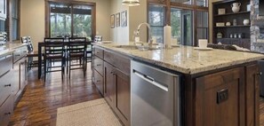 Fridge, microwave, oven, stovetop - Central Location w/ Suncadia Pool Access (Cle Elum)