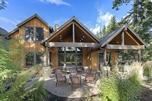 A modern house with a covered patio area featuring outdoor furniture. - Central Location w/ Suncadia Pool Access (Cle Elum)