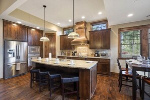 Kylskåp, mikrovågsugn, ugn och spishäll