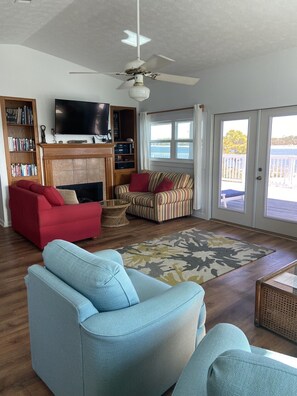 Televisión, chimenea, reproductor de DVD y libros 