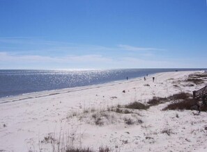 Plage, chaises longues, serviettes de plage