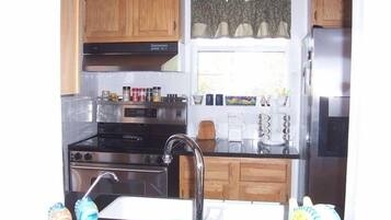 Køleskab, mikrobølgeovn, ovn, kogeplade