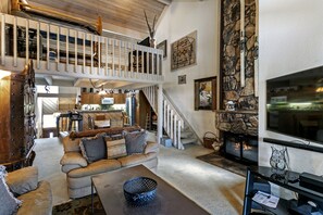 Télévision, cheminée, lecteur de DVD, chaîne hi-fi