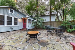 Outdoor dining - Guest Cottage | Walk to the Village & Lighthouse (Saint Simons Island)