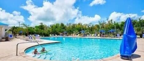 Una piscina al aire libre, una piscina climatizada