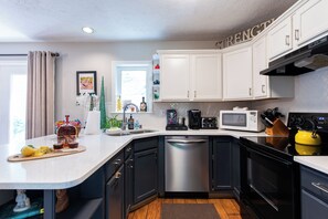 Fridge, microwave, stovetop, dishwasher - ADORABLE -Lucky in KY Lodge, LOCATION, LOCATION, Highlands, EXPO, Downtown, NULU (Louisville)