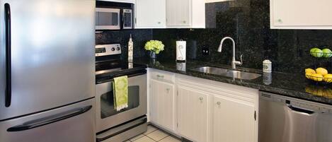 ثلاجة، ميكروويف، فرن، موقد طهي مسطح