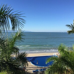 Plage, chaises longues, serviettes de plage