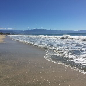 Plage, chaises longues, serviettes de plage