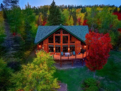 Stunning 3-bedroom;  7+ beds;  log cabin with sauna; near Lutsen Mountains
