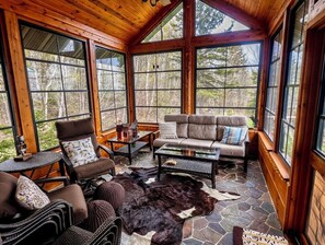 Smart TV, fireplace, DVD player, books - Stunning 3-bedroom;  7+ beds;  log cabin with sauna; near Lutsen Mountains (Lutsen)