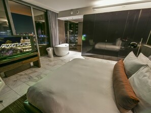 Room - Full Strip & Mountain Views 1 bedroom 1 1/2 Bath High-Rise Condo-Hotel Sleeps 4 (Las Vegas)