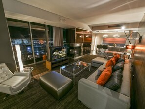 Interior - Full Strip & Mountain Views 1 bedroom 1 1/2 Bath High-Rise Condo-Hotel Sleeps 4 (Las Vegas)