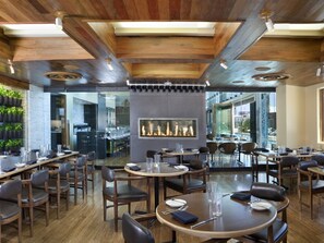 Dining - Full Strip & Mountain Views 1 bedroom 1 1/2 Bath High-Rise Condo-Hotel Sleeps 4 (Las Vegas)