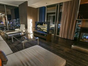 Interior - Full Strip & Mountain Views 1 bedroom 1 1/2 Bath High-Rise Condo-Hotel Sleeps 4 (Las Vegas)