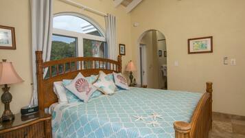 2 bedrooms, Egyptian cotton sheets, memory foam beds, in-room safe