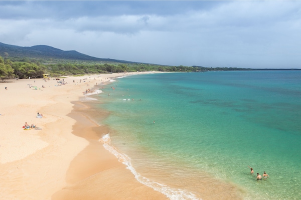 Beach nearby, sun-loungers, beach towels
