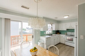 Fridge, microwave, oven, stovetop - Perfect Getaway - 2 minute walk straight to the Beach (Kill Devil Hills)