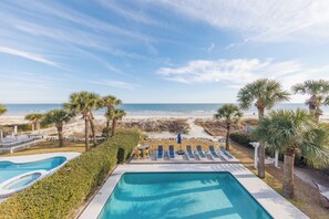 Una piscina al aire libre, una piscina climatizada