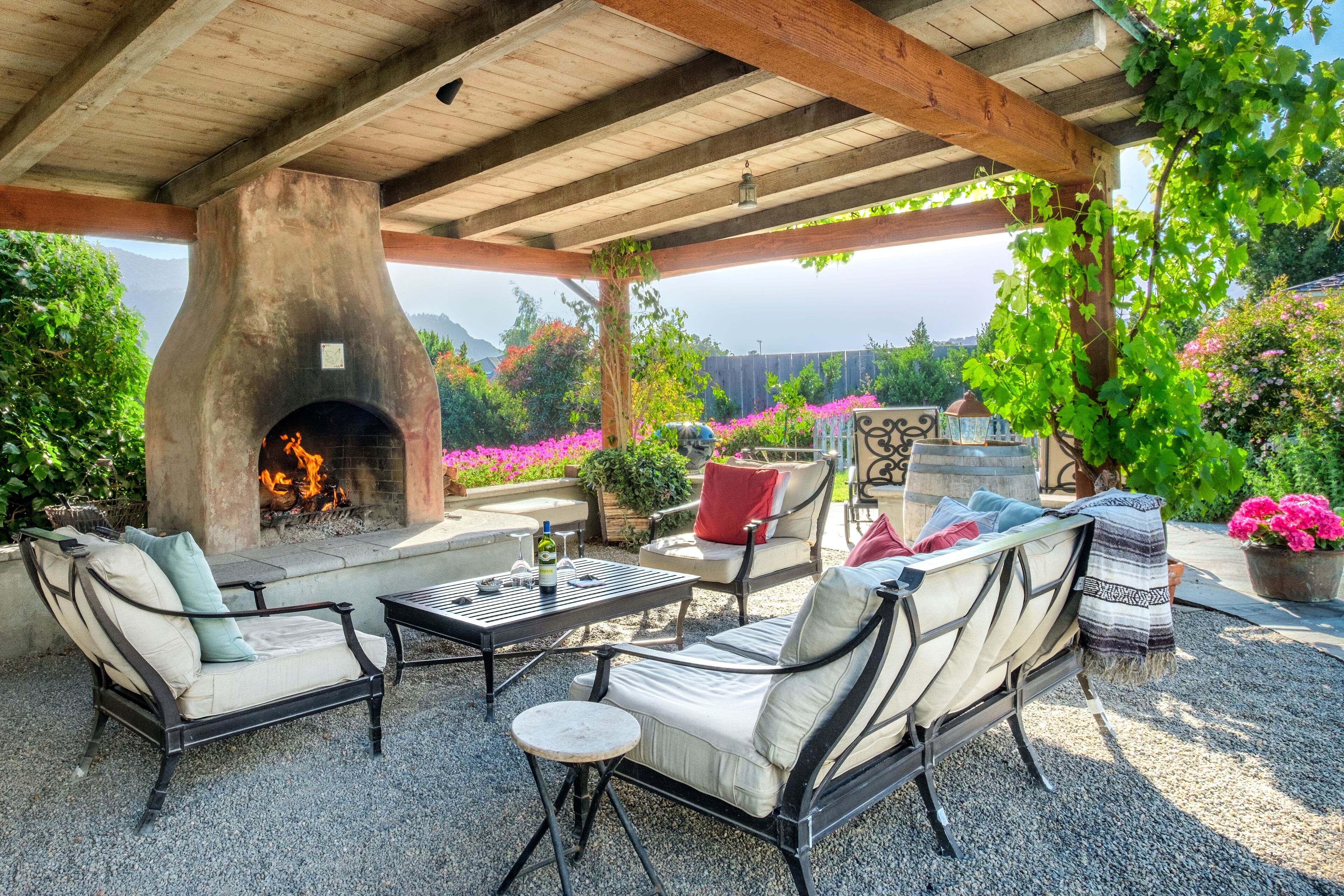 Charming Coastal Cottage Comfortable Living Indoor and Out - 31 Nights Minimum 