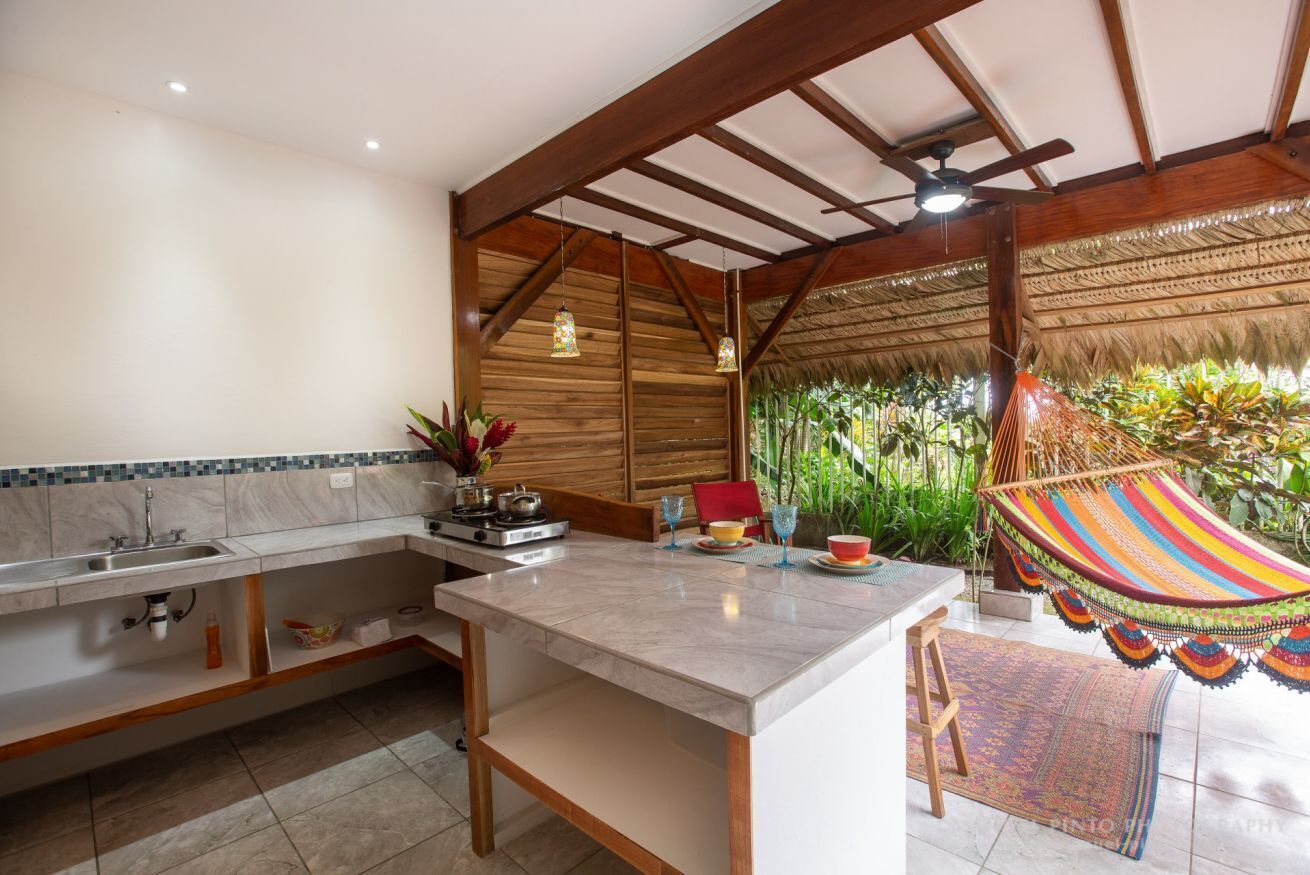 Refrigerador, parrilla de estufa y cafetera y tetera 