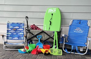 Combined shower/bathtub, hair dryer, towels, soap