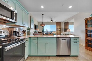 冷蔵庫、電子レンジ、オーブン、コンロ