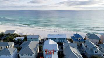 Aan het strand, ligstoelen aan het strand, strandlakens