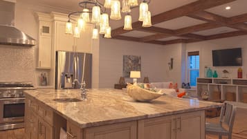 Cafetière/bouilloire, réfrigérateur, micro-ondes, four