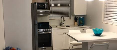 Een koelkast, een microgolfoven, een oven, een kookplaat