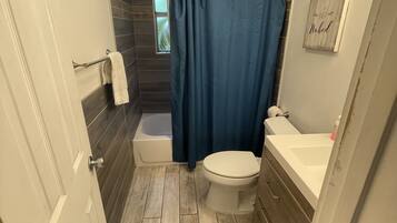 Combined shower/bathtub, towels, soap, shampoo