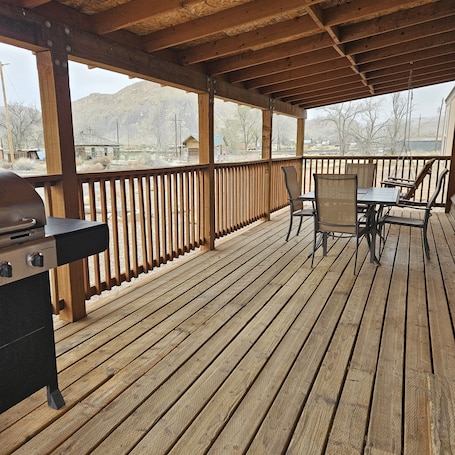 Outdoor dining. Preston / Nutter House
