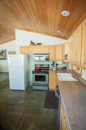 ثلاجة، ميكروويف، غسالة أطباق، ماكينة لصنع القهوة/الشاي