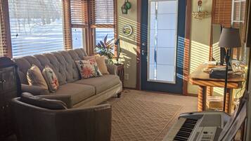 Smart TV, fireplace, DVD player, stereo