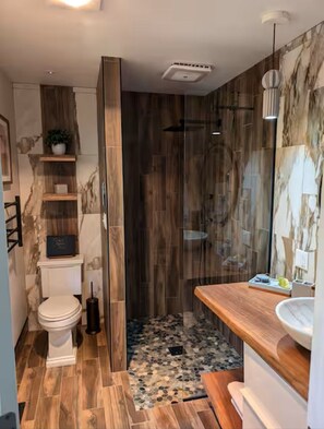 Dusche, Whirlpool, Haartrockner, Handtücher