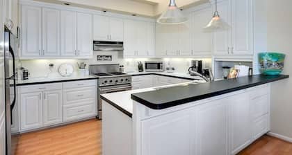 Sunny 3+ bedroom Home - 150 Yards to Seabright Beach!