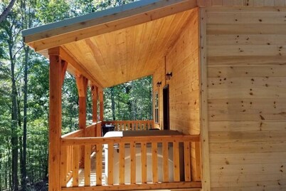 Private Ravine View Luxury Amish-Built Cabin "The Frontier"