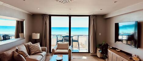 Smart TV, fireplace, DVD player, stereo