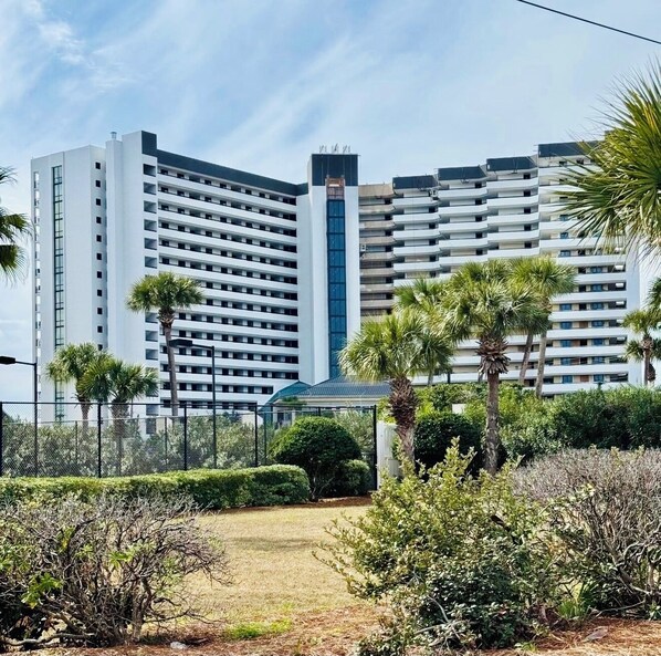 Property grounds - Stunning Beachfront Escape With Balcony Views! Your Paradise In Destin, Awaits!! (Destin)