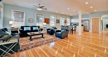 Airy & Bright Folly Condo; Close to Everything