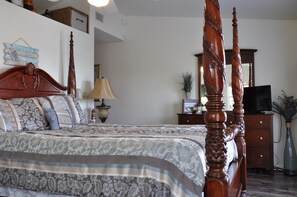 4 bedrooms, iron/ironing board, travel cot, free WiFi - WATERFRONT Home  - Dolphins, Sunsets, Fishing, Kayaks, Canoe, Wildlife (Crawfordville)