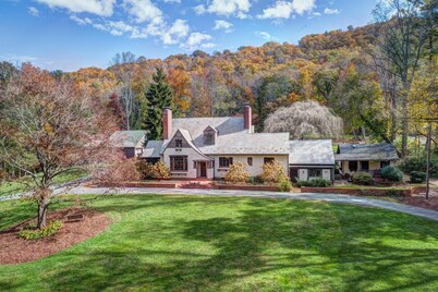 Histórico 8 BR Tudor en 3 1/2 Acres.  Urbanización privada y hermoso entorno.