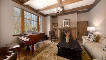 Téléviseur connecté, foyer, lecteur de DVD, livres