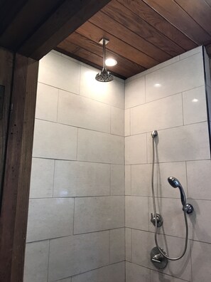 Chuveiro/banheira combinados, secador de cabelo, toalhas de banho 