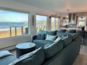 Smart TV, DVD player, books, video library - Perched above the Pacific Coast (Bodega Bay)