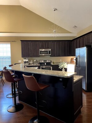 Køleskab, mikrobølgeovn, kogeplade, opvaskemaskine